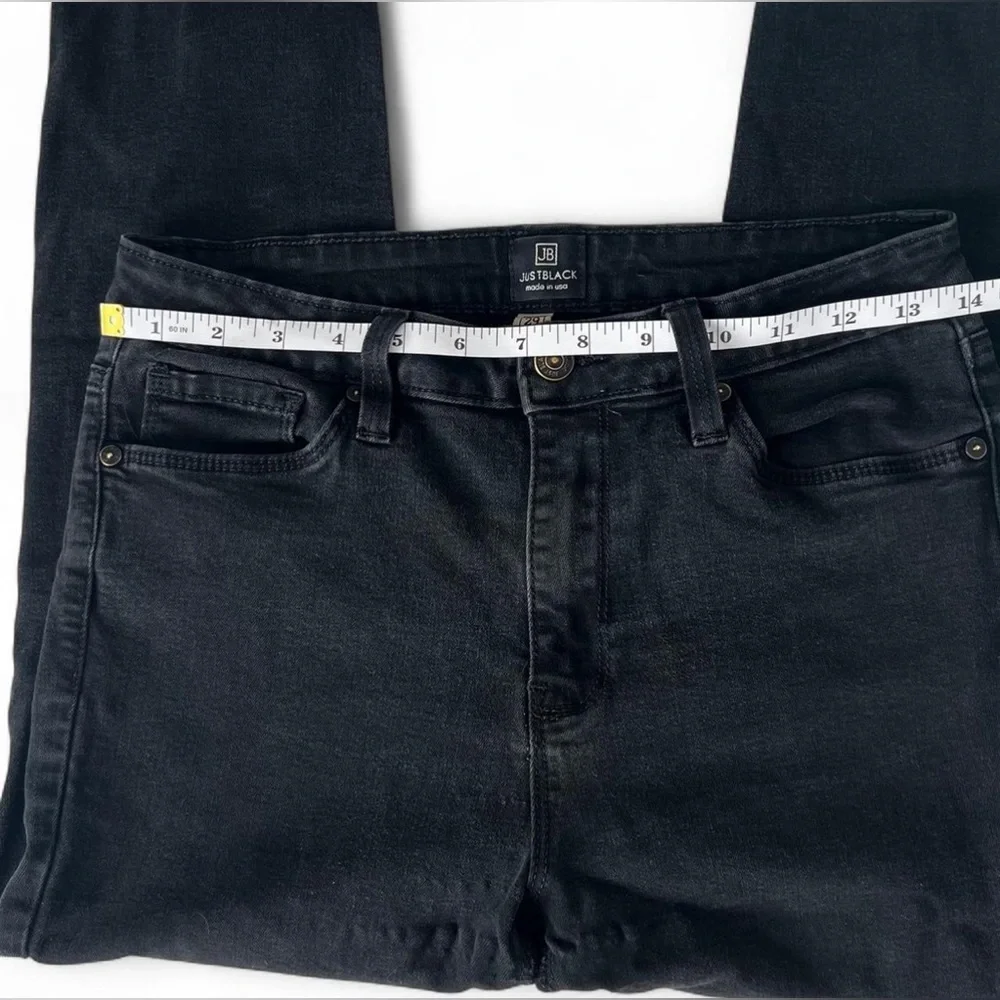 black, high-waisted skinny jeans from the brand JUSTBLACK.